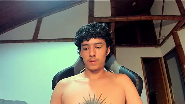 Snapshot of santi_young_twink chatting on March 2, 11:28 am santi young twink online show from March 2, 11:28 am