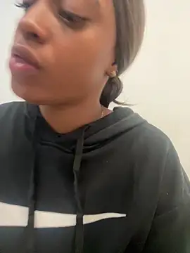 LiaTrainor online show from April 1, 12:28 pm