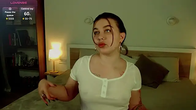 Snapshot of HermioneMoon chatting on May 6, 1:05 pm HermioneMoon online show from May 6, 1:05 pm