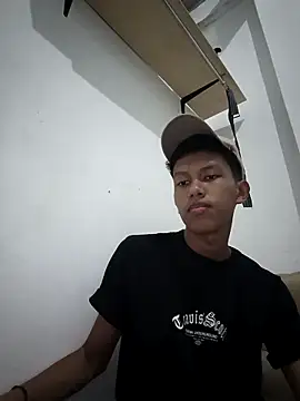 Snapshot of ElJohan5 chatting on May 3, 10:49 pm ElJohan5 online show from May 3, 10:49 pm