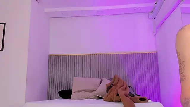 ashvalentine  online show from April 17, 7:39 pm