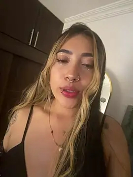 ManuelaVeeleez online show from April 4, 6:11 am