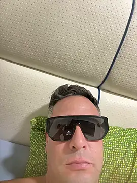 Snapshot of potroniko chatting on March 3, 12:06 am potroniko online show from March 3, 12:06 am