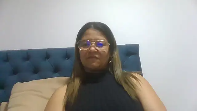 Jiwon Han online show from April 12, 11:10 pm