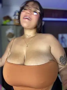 Snapshot of michellesexxxy3 chatting on April 30, 3:35 am michellesexxxy3 online show from April 30, 3:35 am
