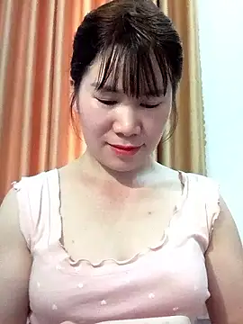 Snapshot of Bondgirl_9 chatting on May 16, 6:43 am Bondgirl 9 online show from May 16, 6:43 am