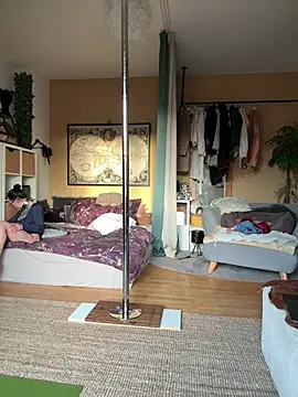 SkinnyLilly online show from March 31, 5:02 pm