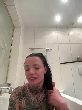Snapshot of SkinnyLilly chatting on May 1, 10:58 pm SkinnyLilly online show from May 1, 10:58 pm