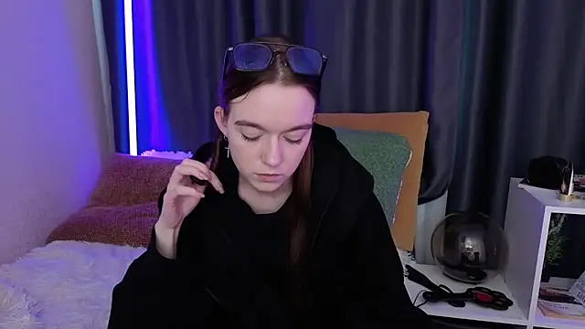 Snapshot of SunyLily chatting on June 7, 6:39 am SunyLily online show from June 7, 6:39 am