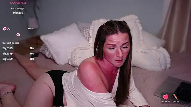 Snapshot of WickedWifeXO chatting on June 8, 1:28 am WickedWifeXO online show from June 8, 1:28 am