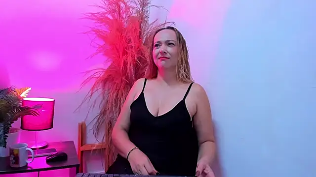 KahiaSmith online show from July 9, 1:04 pm