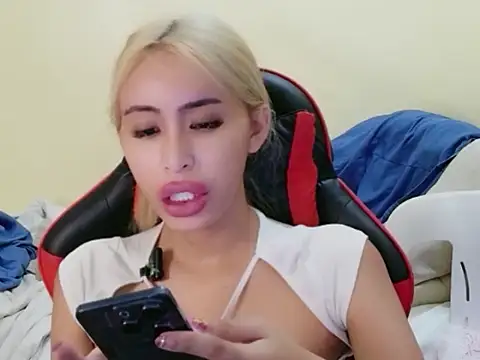 Snapshot of celest_yummy chatting on June 13, 6:50 pm celest yummy online show from June 13, 6:50 pm