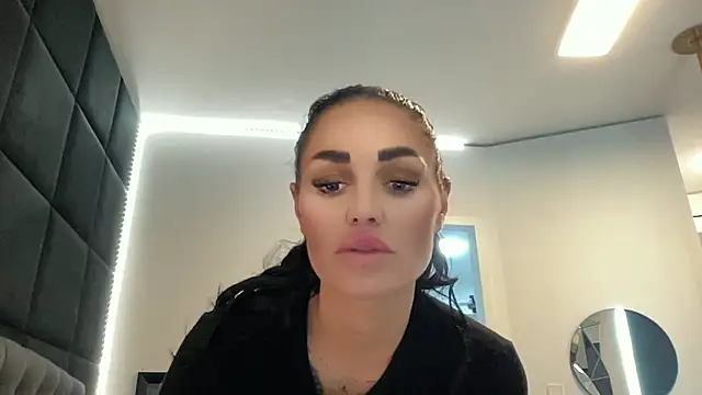 AMBER HARD online show from April 17, 3:48 pm