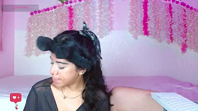 Zoe Axel1 online show from April 4, 7:33 pm