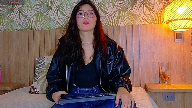 Snapshot of MiiaCullens chatting on July 21, 1:57 pm MiiaCullens online show from July 21, 1:57 pm