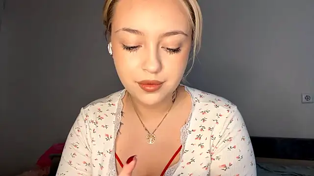 WonderedFlair online show from April 8, 6:35 am