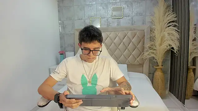 TylerCross  online show from March 20, 8:35 pm