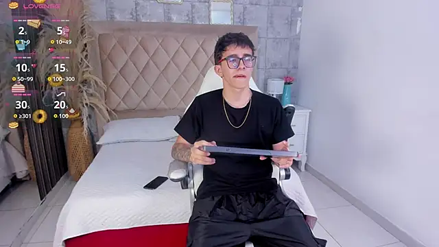 TylerCross  online show from March 25, 8:37 pm