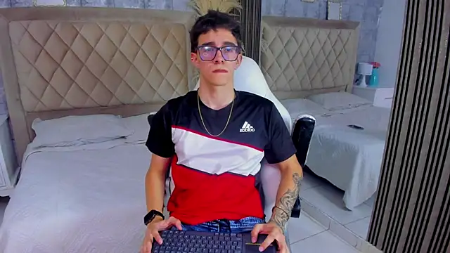 TylerCross  online show from April 10, 8:35 pm