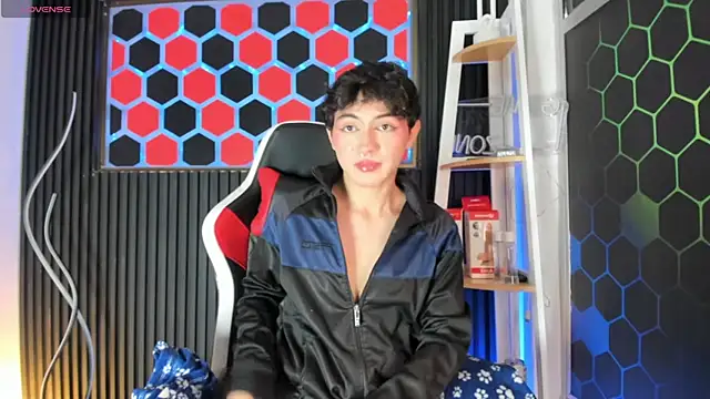 Snapshot of Cristopher_Wild chatting on May 6, 8:47 pm Cristopher Wild online show from May 6, 8:47 pm