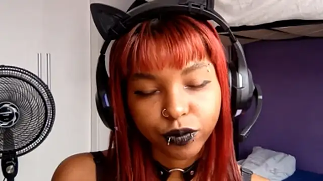 emilycloves online show from March 21, 2:31 pm