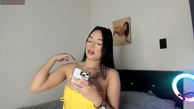 Snapshot of AnthonellaSweet_ chatting on April 28, 3:33 am AnthonellaSweet online show from April 28, 3:33 am