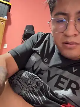 Snapshot of GoldenM95 chatting on March 6, 7:21 pm GoldenM95 online show from March 6, 7:21 pm