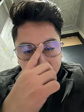 Snapshot of GoldenM95 chatting on March 15, 9:15 am GoldenM95 online show from March 15, 9:15 am