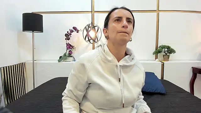 BrendaCantorel online show from April 1, 11:44 am