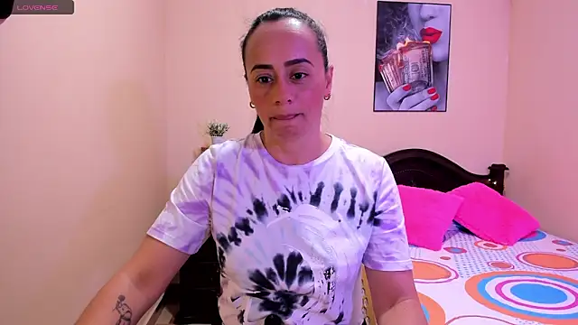 Snapshot of sara_florez12 chatting on May 14, 10:44 am sara florez12 online show from May 14, 10:44 am