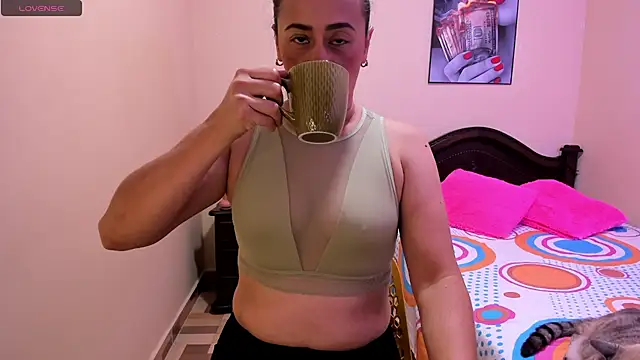 Snapshot of sara_florez12 chatting on May 25, 11:27 am sara florez12 online show from May 25, 11:27 am
