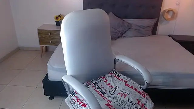Snapshot of Elenna__ chatting on July 28, 6:20 pm Elenna online show from July 28, 6:20 pm