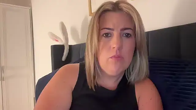 Snapshot of annabellewarick chatting on June 16, 8:22 pm annabellewarick online show from June 16, 8:22 pm