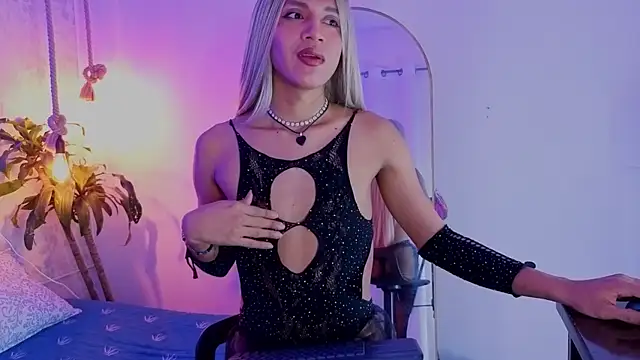 Snapshot of july_quinzel chatting on June 11, 2:53 am july quinzel online show from June 11, 2:53 am