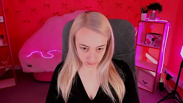 CarolMoor online show from April 21, 9:15 am