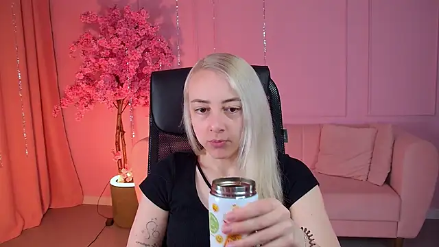 CarolMoor online show from April 24, 9:12 am