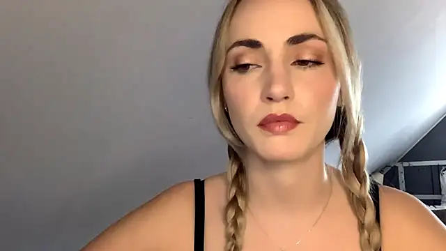 ScarlettSensitive online show from April 18, 2:10 pm