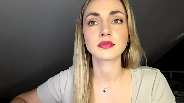 Snapshot of ScarlettSensitive chatting on May 22, 8:32 am ScarlettSensitive online show from May 22, 8:32 am
