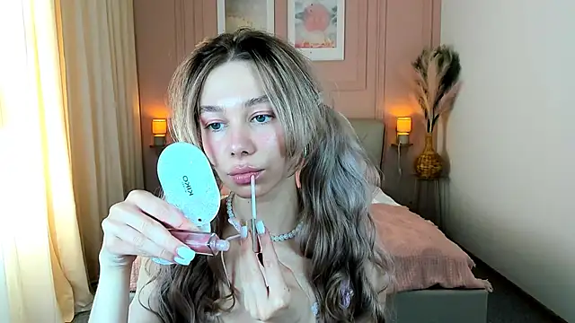 Snapshot of LuluAlis chatting on May 1, 1:48 pm LuluAlis online show from May 1, 1:48 pm