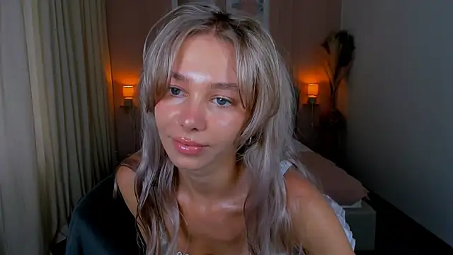 Snapshot of LuluAlis chatting on May 18, 1:28 pm LuluAlis online show from May 18, 1:28 pm