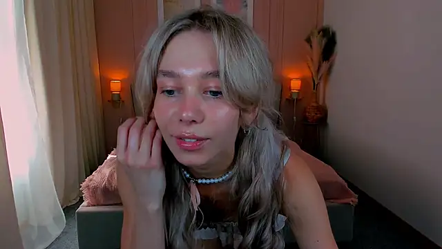 Snapshot of LuluAlis chatting on May 24, 1:16 pm LuluAlis online show from May 24, 1:16 pm