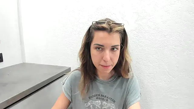 Snapshot of summmmersky1 chatting on May 8, 8:08 am summmmersky1 online show from May 8, 8:08 am