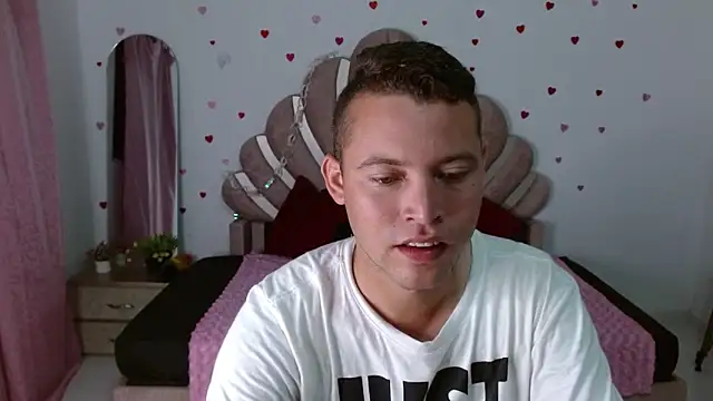 Snapshot of sven_fox723 chatting on May 16, 1:10 pm sven fox723 online show from May 16, 1:10 pm