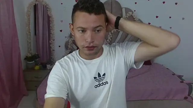 Snapshot of sven_fox723 chatting on June 8, 12:38 pm sven fox723 online show from June 8, 12:38 pm
