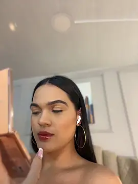 Snapshot of Bella-Ferrer chatting on May 7, 6:13 pm Bella-Ferrer online show from May 7, 6:13 pm