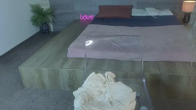 Snapshot of IceBlueBabe chatting on June 1, 7:37 pm IceBlueBabe online show from June 1, 7:37 pm