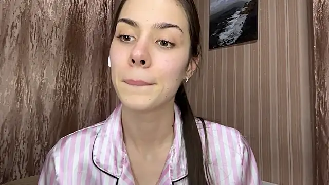 AylaLust online show from April 10, 2:00 pm