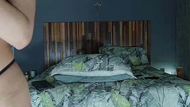 Snapshot of LauraaPeachh1 chatting on April 9, 6:19 am LauraaPeachh1 online show from April 9, 6:19 am