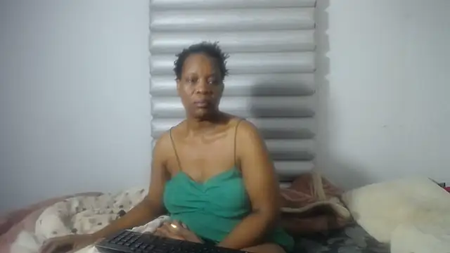 Snapshot of JoycyQueen chatting on May 2, 3:17 pm JoycyQueen online show from May 2, 3:17 pm