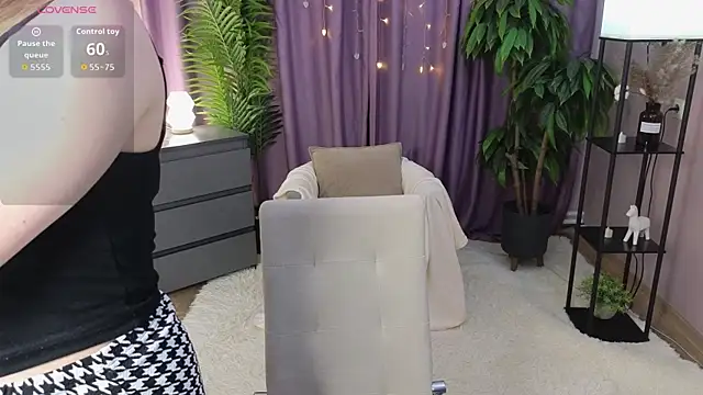 BlondeLina online show from April 9, 4:45 am